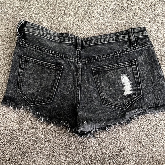 Forever 21 Black jean shorts - Picture 3 of 3
